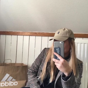Ralph Lauren Keps  - Ralph Lauren Keps i bra skick 🧢 🐎 Buda i kommentarerna ⚡️ Liten i strl då den är för ungdom och ej vuxen. Passar mig bra - så passar dig med mindre huvud! 💕 Köparen betalar frakt eller möta upp i Stockholm 📦 