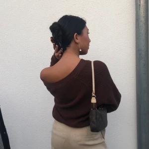 Cardigan - Skitsnygg brun kofta/cardigan från monki!🤎 storlek xs men passar olika storlekar! som ny✨✨✨ (frakt tillkommer)