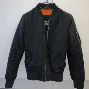 Bomberjacka - Bomberjacka från Urban Classics. Använd men fortfarande fin. Vill du ha den fraktad så kan jag skicka, mot fraktkostnad 