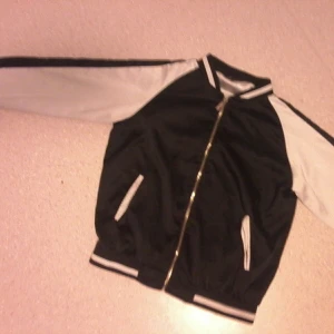 Långärmad tröja - Den är utan livs. Kan skicka mera bilder vid intresse. Frakt ingår 