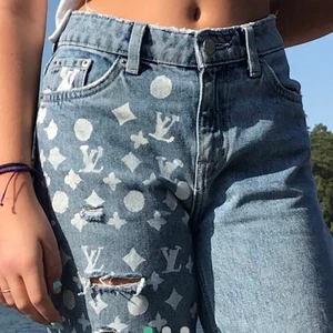 Jeans - Weekday jeans som jag har färgat själv i Louis Vuitton mönstr på framsidan på ena benet. Bra skick men lite slitna typ oanvända💕