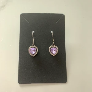 Örhängen lila hjärtan💜 - 39kr + 15kr frakt✨