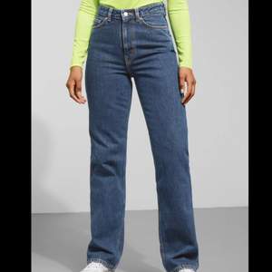 Supersnygga jeans från Weekday i modellen ”Rowe”.    De är i mycket bra skick 💜 Frakt tillkommer, eller möts upp i Stockholm                                                              (Nypris 500kr)