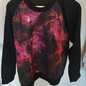 Långärmad tröja med rymdmotiv som är köpt från en marknad i London, finns ingen lapp i tröjan så osäker på storlek men skulle klassa den som Medium. Använt några få gånger 