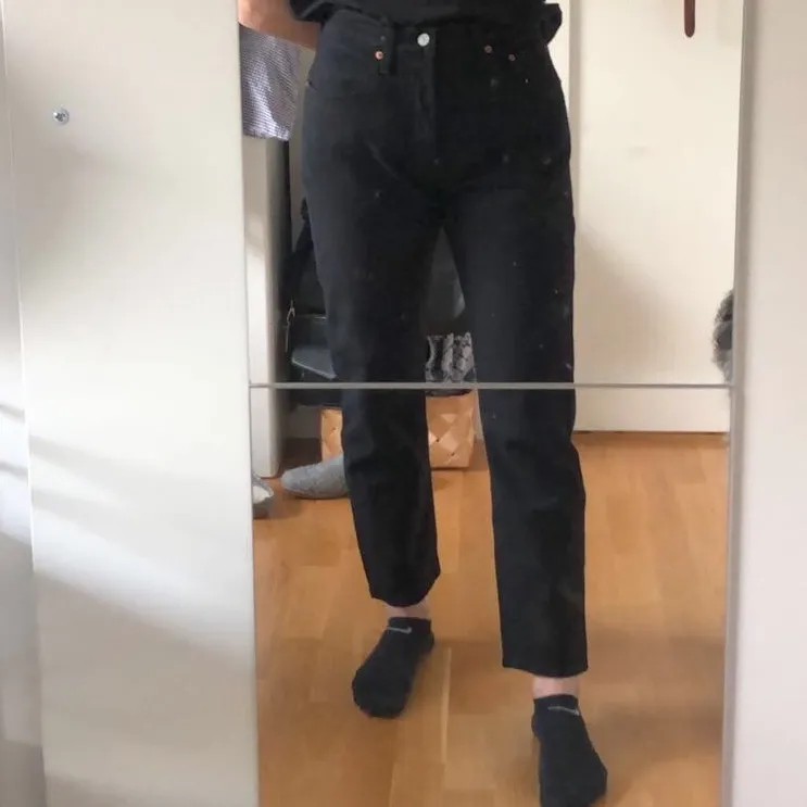 Ett par svarta Levi’s jeans, modellen 501 i strl W26 och L26 i nyskick. Bara att fråga om fler bilder önskas. Finns att hämta i Umeå, kan skickas om köpare betalar frakten. . Jeans & Byxor.