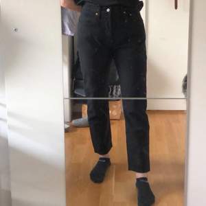 Ett par svarta Levi’s jeans, modellen 501 i strl W26 och L26 i nyskick. Bara att fråga om fler bilder önskas. Finns att hämta i Umeå, kan skickas om köpare betalar frakten. 