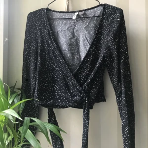Söt blus med knytning  - Jättefin prickig blus med knytning köpt på H&M, som tyvärr blivit för liten för mig. Hoppas därför att den kommer tlll mer användning av någon annan. Blusen är i storlek 36 men skulle säga att den passar 34 väldigt bra också 🖤