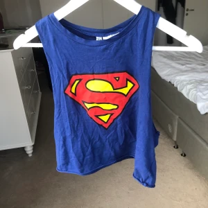 Superman croptop  - Luftig o skön croptop/tanktop från hm i storlek S, i bra skick💖