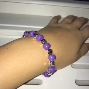 Armband  - Ett lila armband 