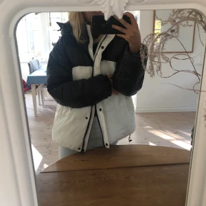 Puff Jacka - Puff jacka i från Nakd🖤 sjukt snygg model!! Storlek 38 men passar mig som är en xs/s🧚🏼‍♀️ köpt vintern 2019 men endast använd två gånger!! nyskick🦋