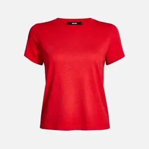 Röd t-shirt i stolek xs (samma modell som den rosa)