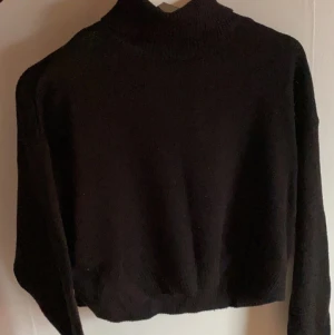 Polotröja - Svart polotröja passar perfekt på mig med S