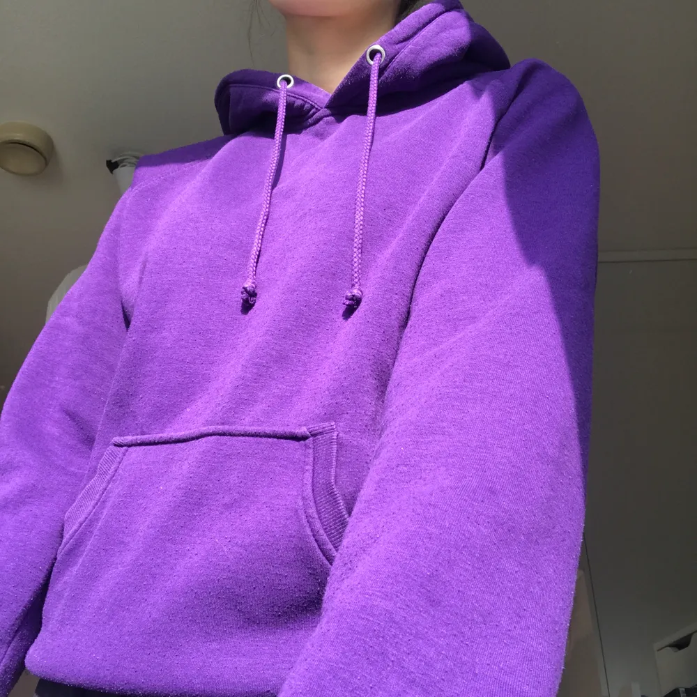 jättefin lila hoodie från bikbok i storlek S, köparen står för frakten på 60kr :). Hoodies.