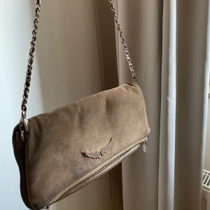 Zadig & Voltaire - Hej! Denna Zadig & Voltaire väska är köpt för 3 år sen, fint skick priset kan även diskuteras vid snabb affär. Kvitto kommer även med Jätte fin väska att styla med basic outfits då den piffar upp outfiten. Seriösa köpare tack, och va aktiva om du ska ha väskan! Fri frakt ❤️