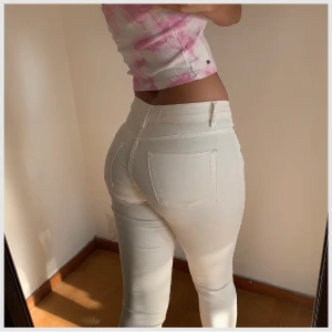 Vita jeans 100:- - Säljer dessa oanvända jeans. Storlek XS, passar även mig i storlek S.