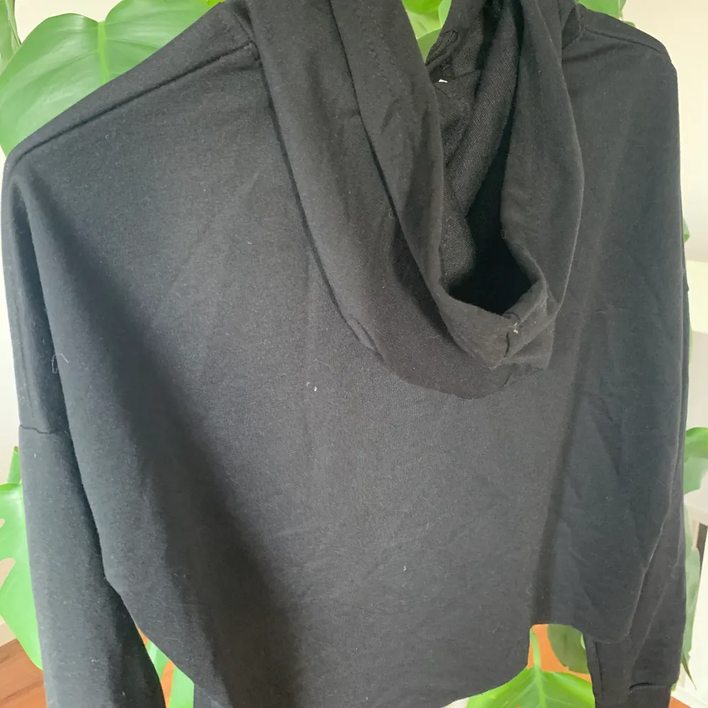 en croppad friends hoodie, där det står ”I’ll be there for you”. säljer för 40, frakt tillkommer! storlek S💞 . Hoodies.