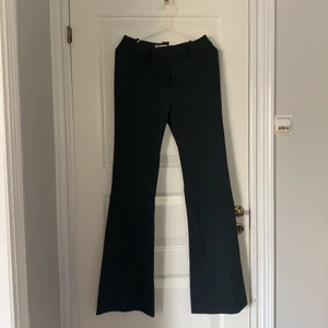 Kostymbyxor - Helt nya, med prislappen kvar, kostymbyxor i ett lite mjukare material. ”The flare fit” mörkgrå melerade köpta från Zara i vintras. Högmidjade och långa så passar någon som är lite längre. Frakt tillkommer eller så kan jag mötas upp i Stockholm. 
