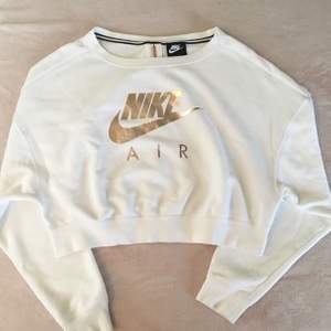 Skit snygg Nike Air tröja, knappt använd. Guldtryck fram & dragkedja i ryggen som går att dra upp hela vägen. :) Säljer för att den aldrig kommer till användning. 240kr inklusive frakt. ALLTSÅ FRAKTPRIS INGÅR! 🙂 