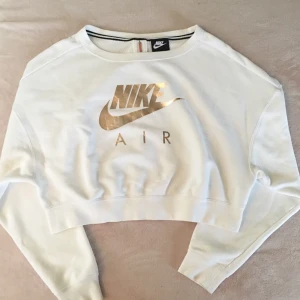 Nike AIR tröja - Skit snygg Nike Air tröja, knappt använd. Guldtryck fram & dragkedja i ryggen som går att dra upp hela vägen. :) Säljer för att den aldrig kommer till användning. 240kr inklusive frakt. ALLTSÅ FRAKTPRIS INGÅR! 🙂 
