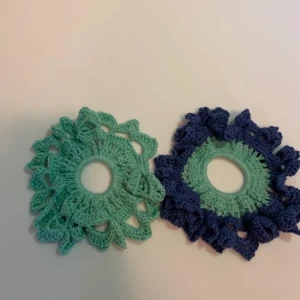 Blå scrunchie -  Handvirkade scrunhies, och har ett väldigt fint mönster. Har 3 blåa och 14 totalt (har lagt ut flera.) Den största är 19cm och den minsta är 14cm ⚠️Limited edition⚠️. Kontakta om mer info.