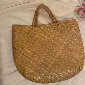 Stråväska  - En jättefin ”straw bag”, skriv för fler bilder. Köpt på Nelly för länge sen om jag inte minns fel