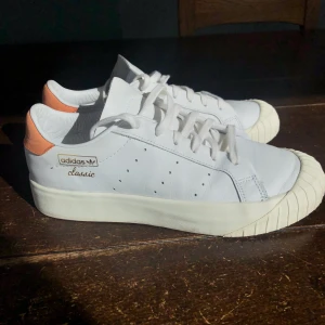 Adidas Sneakers  - Nästintill oanvända sneakers från Adidas💛 Endast använda 1 gång, helt rena och fina😇 Storlek 39. Kan frakta om man vill.