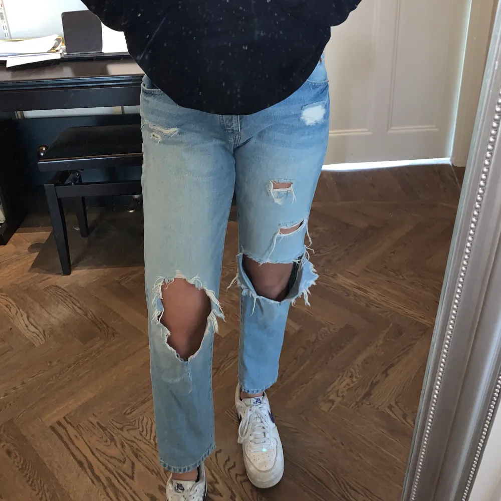As snygga slitna jeans från Lindex, storlek 38! Slutsålda, säljer för 90+frakt eller möts upp💖. Jeans & Byxor.