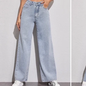 shein ljublåa jeans  - Säljer ett par väldigt fina ljusblåa jeans i storlek m ( men passar även s )  120kr + frakt ( fraktkostnad: 88kr ) 🥰