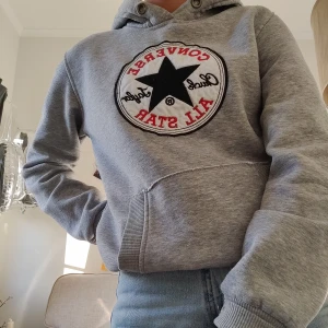 Hoodie - Grå hoodie från Converse. Använd men fin och skön. Köparen står för frakt
