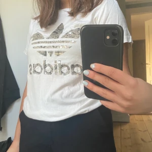 Adidas t shirt - En cool t shirt från adidas💜 frakt 50kr
