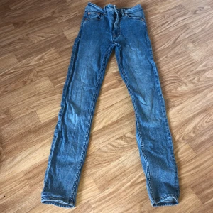 Cheap Monday jeans - Jeans från cheap monday. fint skick men använda, skriv privat för mer bilder. Väldigt stretchiga, tillverkas inte längre. Rättvis färg se bild 3