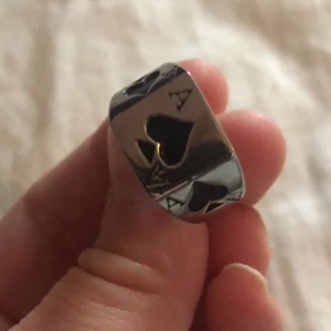 Ringar - Två coola och unika ringar!! De är köpa på en butik i Stockholm vars namn jag tyvärr inte kommer ihåg. Köpte båda för 180kr men nu säljer jag båda för 50kr + frakt. De har tyvärr inte kommit till användning eftersom de är förstora. Skulle gissa på att det passa S/M