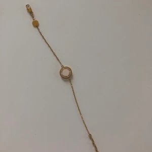 MARC JACOBS ARMBAND - Marc Jacobs armband i guldfärg du och vit 