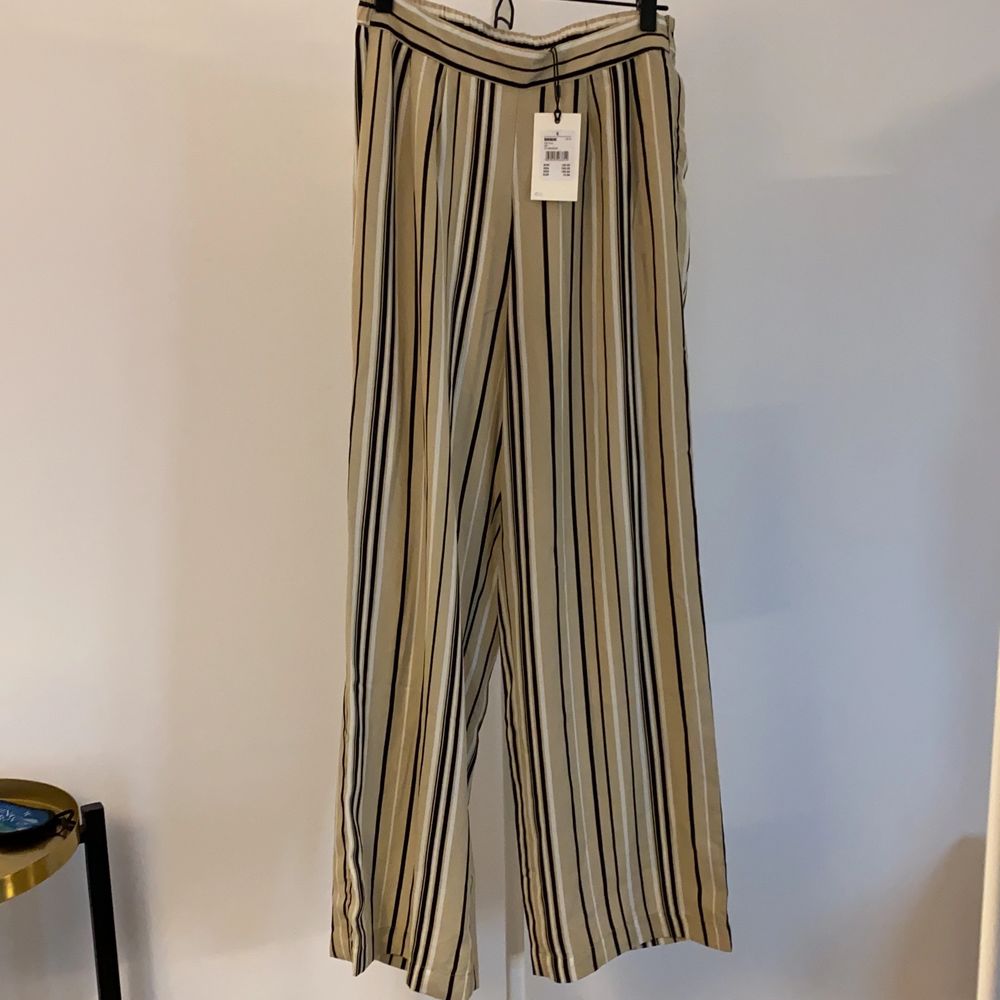 Randiga kostymbyxor från Bikbok med resor i midjan, storlek S. Aldrig använda, prislapp kvar (nypris 199 kr). Jeans & Byxor.
