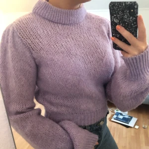 Stickad tröja - Säljer en jätteskön lila stickad tröja ifrån AFJ X NAKD. Tröjan är i mycket bra skick och är lite croppad💗