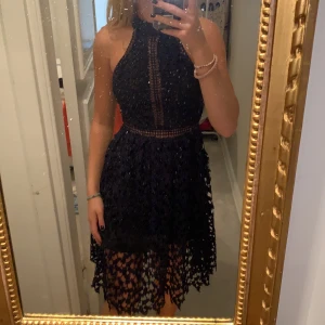 Blå spetsklänning - Super söt blå spetsklänning, använd 1 gång