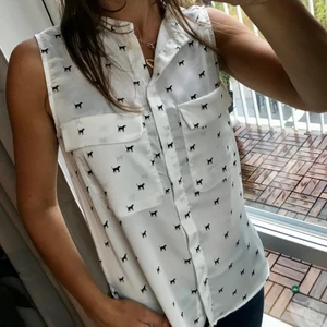 Kortärmand vit bluse i storlek XS - Vit bluse med små hundar från Mango. Storlek XS men passar även S. 