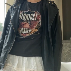 Gina tricot t shirt - Vintage vibe t shirt från Gina tricot, säljer eftersom den inte kommer till användning, nyskick och använd fåtal gånger!❤️💕frakt tillkommer