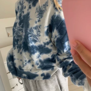 Sweater💙 - Använder ej längre💙🤍💙🤍 om många är intessseade buda gärna i kommentarena! Start bud 90+frakt (frakt:10kr) BUDGIVINGEN AVSLUTAS IMORGON 19:00
