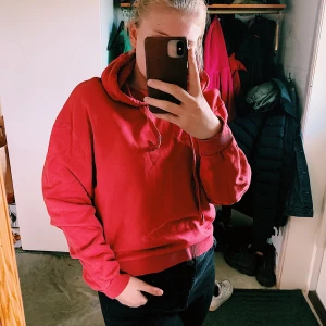Röd hoddie - Fint skick, frakt tillkommer.