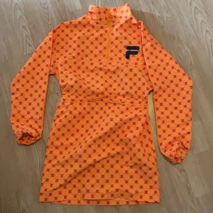 Fila  - Fila klänning, aldrig använd. Ordinarie pris: 700kr. Säljer för 500kr. 