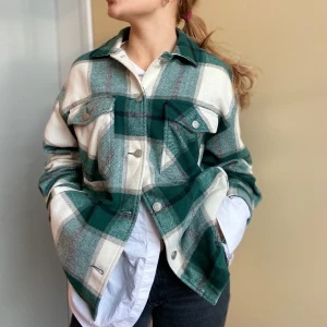 Zara jacka - Säljer nu denna populära jacka från zara!! Storlek L för en oversize känsla😀 ordinarie pris: 500