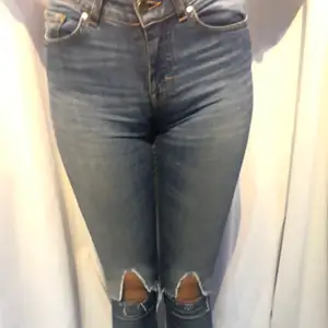 Fina jeans med slitningar, tyvär en liten fläck! ( se sista bilden)