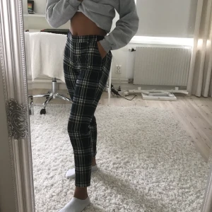Rutiga kostymbyxor  - Jättefina och sköna rutiga kostymbyxor som inte kommer till någon användning längre tyvärr! Har knappt använts🦋