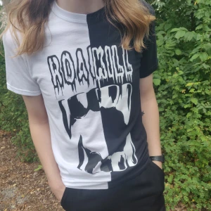 Roadkill Split Tee #2 - En egendesignad split tee med snyggt tryck i storlek S-M. Fraktkostnad på 42kr tillkommer. ✨