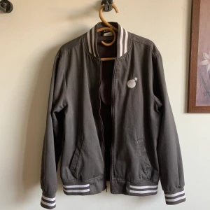 The Hundreds Vintage Jacka strl L - Supersnygg vintage jacka från The Hundreds. Inga flaws, fantastisk skick för att vara vintage! Perfekt till hösten!