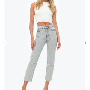 Gråa mom jeans - Gråa mom jeans från chiquelle, har storlek 34 passar mig i längden som är 34 men satt lite för tight för min smak. Alltså är de precis som nya.