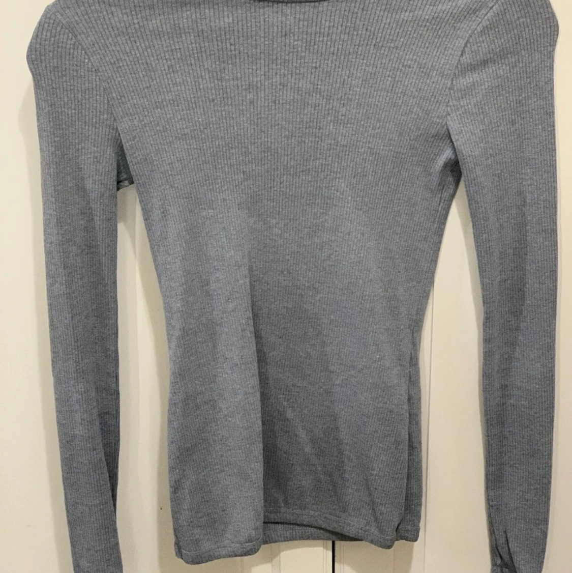 Grå ribban tröja.  - 91