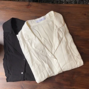 Blusar från Mango - Två fina skjortlinnen från Mango i fint skick✨ Vardera blus för 30kr eller båda för 50kr.