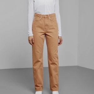 Weekday row camel - Knappt använda jeans från weekday. Första två bilderna lånade från hemsidan! Kan mötas upp i stockholm eller frakta. Obs: frakten i går ej och ansvarar inte för postens slarv.